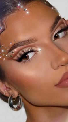 Dramatic Rhinestone Makeup, White Pearl Makeup Looks, Rimstones Makeup, Eye Jewelry Makeup, How To Apply Rhinestones To Face, Gem Stone Makeup Rhinestones, Beyoncé Concert Makeup Ideas, Gems On Hair, Bling Makeup Looks