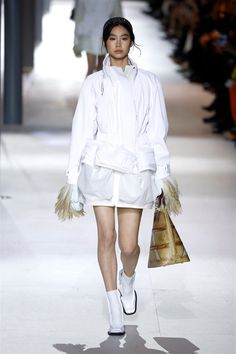 Louis Vuitton Ready To Wear Fall Winter 2024 presented during Paris - Ready To Wear Fall Winter 2024 Source Utility Outfit, Louis Vuitton Ready To Wear, Runway Moments, Paris Fashion Week Runway, Hoyeon Jung, Louis Vuitton Collection, K Style, Runway Makeup