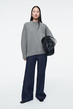 CHUNKY PURE CASHMERE CREW-NECK JUMPER - GREY - COS Grey Pullover Outfit, Cos Outfit, Jumper Outfit, Pull Oversize, Land Management, Sweater Layering, Denim T Shirt, Minimalist Chic, Crew Neck Jumper