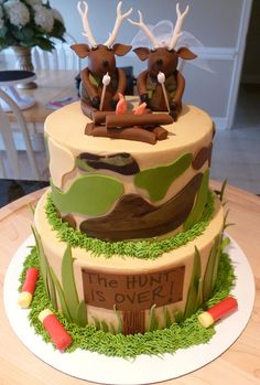 a cake decorated with two deer heads on top of it