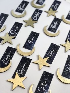 there are many stars and crescents on the table with name tags attached to them