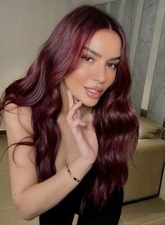 Maroon Hair Outfit Ideas, Wine Cherry Hair, Outfits For Burgundy Hair, Maroon Hair Burgundy Wine, Latina Glasses, Maroon Hair Color, Red Wine Hair, Pelo Color Borgoña