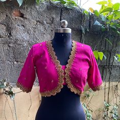 Hand embroidered ready made saree blouse / crop top/stitched saree blouse usa / saree blouse/modern blouse/zardosi blouse/ hot pink saree blouse/ pure silk blouse/ V neck maggam work blouse / scallop embroidery blouse        It is very true that a perfect blouse is the one which makes your saree look stand out !! If you find one of such a style that you have been wanting to have then dont let it go !! we carry such unique trending blouses that instantly add a stylish look to any saree !!     Wel Majenta Color Saree Blouse, Handwork Design Unique Blouse, Chiffon Saree With Blouse, Cotton Blouse Work Designs, Front Pattern Of Blouse, Blouse Designs Silk Embroidery, Scalope Blouse Designs, Blouse Designs With Lace Border, Modern Blouse Pattern