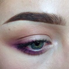 Fall Eyeshadow Looks, Fall Eyeshadow, Purple Eyeliner, Smink Inspiration, Purple Eyeshadow, Makeup Hacks, Natural Eyelashes, Eyeliner Looks, Clown Makeup