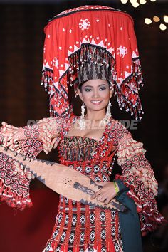 Philippine Mythology, Filipino Clothing, Filipino Art, Philippine Art, Ethnic Wedding, Filipino Culture, Asian History, National Costume, Folk Dance