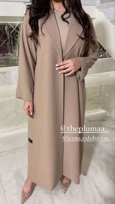 Abaya For Work, Elegant Abayas, Black Abaya Designs, Islamic Fashion Dresses, Fashion Dresses Formal, Tight Dress Outfit