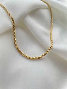 Necklace Stacks, Simple Necklace Designs, Jewelry Product Shots, Chunky Chain Necklace, Expensive Jewelry Luxury, Real Gold Jewelry, Chunky Chain Necklaces, Mexican Jewelry, Gold Rope Chains