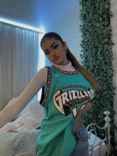 Cute Basketball Jersey Outfit, Jersey Fashion Women, Basketball Fashion Women, Jersey Styles For Women, Basketball Style Outfit, Outfits With A Jersey, Basketball Jerseys Outfit, Style Basketball Jersey Women, How To Wear A Jersey