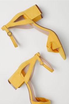 Yellow Sandals, Lady Shoes, Best Sneakers, Shoe Obsession, Stylish Shoes, Womens Fashion Trends, Heel Sandals, Summer Shoes