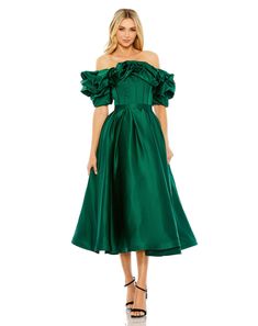 Este precioso vestido presenta una lujosa tela satinada y un elegante escote con hombros descubiertos. Perfecto para cualquier evento formal, este vestido irradia sofisticación y estilo.



 Tela satinada (100% poliéster) 

 Totalmente forrado 

 Escote fuera del hombro 

 Mangas cortas abullonadas 

 Longitud del té


 
Detalle de volantes 

 Cremallera trasera oculta 

 Aprox. 48" desde la parte superior del hombro hasta el dobladillo inferior 

 Disponible en esmeralda y ciruela. 

 Estilo # Wedding Guest Dress Emerald Green, Short Wedding Guest Dresses, Junior Formal Dresses, Light Blue Prom Dress, Off Shoulder Evening Dress, Dama Dresses, Tea Length Dress, Navy Blue Bridesmaid Dresses, Green Homecoming Dresses