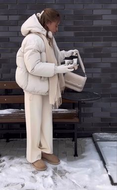 Winter Fits Inspo Aesthetic, Winter Outside Outfits Cold Weather, White Jacket Winter Outfit, Winter Outfits Cold 2024, Outfit Winter 2025 Women, Casual Snow Outfits For Women, Trend Winter Outfit 2024, Winter Warm Outfits Cold Weather, Swedish Winter Outfits