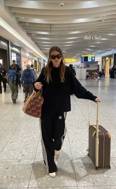 Adidas Pants Outfit Black Women, Black Adidas Pants Outfits, Adidas Joggers Outfit, Adidas Street Style, Adidas Pants Outfit, Adidas Jogger, Jogging Style, Airport Travel Outfits