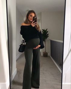 Leather Pants Pregnant Outfit, Professional Outfits Pregnant Women, Office Outfits Women Pregnant, Dressy Casual Maternity Outfits, Pregnant Outfit Autum, Bump Winter Outfits, Holiday Party Maternity Outfit, Pregnant Women Fall Outfits, Fancy Maternity Outfits