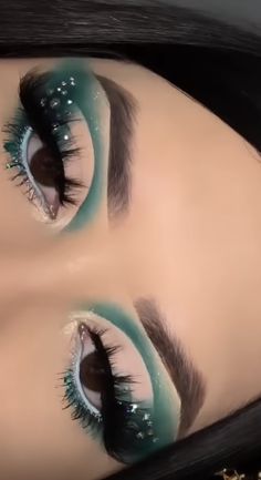 Emerald Green Make Up Look, Intriquite Nail Designs, Emerald Green Glam Makeup, Black Prom Makeup, Extreme Makeup Looks, Quinceañera Makeup Ideas, Crazy Eyeshadow Looks, Emerald Green Eye Makeup, Emerald Green Makeup Looks