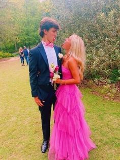 Hot Pink Prom Dresses, Pink Tulle Prom Dress, Homecoming Poses, Prom Photoshoot, Prom Couples, School Dance Dresses, Prom Poses