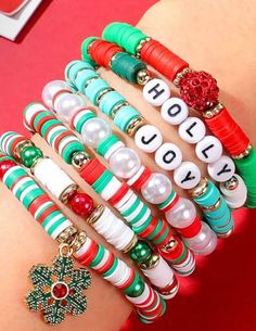 Super gorgeous Christmas charm bracelets. Xmas Bracelets Clay Beads, Clay Beads Bracelet Ideas Christmas, Christmas Clay Bead Ideas, Cute Christmas Bracelet Ideas, Christmas Braclets Ideas, Clay Bead Bracelet Ideas Christmas, Diy Christmas Bracelets, Christmas Bracelets Beaded, Clay Beads Christmas