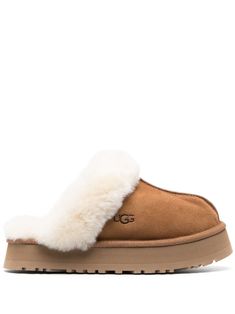 Disquette shearling platform slippers from UGG featuring chestnut brown, shearling lining, slip-on style, embossed logo to the side, round toe, branded insole and platform sole. Ugg Mini Bailey Bow, Ugg Chestnut, Ugg Sneakers, Moon Boot, Ugg Bailey, Suede Slippers, Legging Sport, Fabric Labels