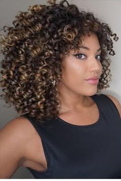 Real Curly Hair Styles Natural Curls, Curly Hair Pintura Highlights, Curly Black Hair Highlights, Curly 3b Haircut, Highlights For Dark Curly Hair, Afro Hair Highlights, Short Curly Dyed Hair, Curly Hair Highlights And Lowlights, Highlights For Curly Hair Natural Curls