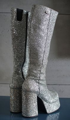 BUFFALO T-24400 CULT super rare silver glitter platform boots 90's Club Kid Grunge 90s 24400 t 37 EUR, 6,5 US WOMEN, 4 UK WOMEN condition: very good vintage made in Spain Cas Concert, Buffalo Shoes, Concert Ideas, Fall Boots Outfit, Taylor Swift Tour Outfits, Silver Boots, Swift Tour, Glitter Boots, Grunge 90s