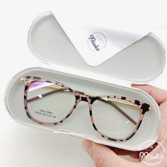 O estilo e a personalidade de cada um, a armação para óculos de grau é um complemento importante de qualquer look. E as opções são inúmeras! Ray Ban Glasses Women, Optical Glasses Women, Eyeglass Jewelry