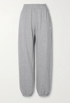 Gray Sports Pants, Fame Clothes, Grey Sweats, Nike Sweatpants, Grey Sweatpants, Pinterest Outfits, Chunky Sneakers, Dream Clothes, Sport Pants