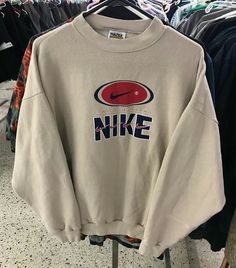 Para caminata en el andador de la playa Nike Sweatshirt, Nike Vintage, Sweatshirt Outfit, Nike Sweatshirts, Mode Vintage, Nike Outfits, Dream Clothes, Retro Outfits, Vintage Nike