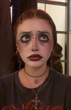 90s Makeup Alternative, Wierd Makeup Ideas, 80s Vampire Makeup, Clown Makeup Horror, Spooky Makeup Ideas, Clown Eyebrows, Clown Make Up Aesthetic, 1920s Clown Makeup, Unique Clown Makeup