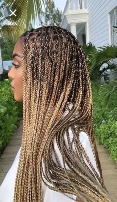 Similar to brown knotless braids, blonde knotless braids use extension hair for a great look. They are braided into the base of each braid and shake up the color of your braids! Braids Blonde, Braids Cornrows, Afro Braids, Medium Box Braids, Braided Hairstyles For Black Women Cornrows, Blonde Box Braids, Short Box Braids, Jumbo Box Braids, Blonde Braids