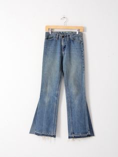 This is a pair of vintage Levi's custom bell bottom jeans. Style 519 Levi's with a light wash and frayed hems feature add-in panels at the hems to create a flare.  CONDITION In good condition with great wear and fade. Hems are frayed MARKED SIZE:  28 x 32 MEASURED SIZE:  28 x 32 MEASUREMENTS Waist:  28"  ...  71.1 cm Inseam:  32"  ...  81.3 cm Hips:  34"  ...  86.4 cm Rise:  9"  ...  22.9 cm Leg opening:  21"  ...  53.3 cm HOW WE MEASURE → Jeans measured lying flat. → Waist measured across the b Victorian Shoes, Bottom Jeans, Vintage Clothing Online, Levis Denim, Bell Bottom, Levi Strauss, Vintage Levis, Denim Vest, Vintage Boho