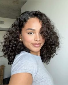 #aesthetic #vogue #cute #girl #icon #model #mode #fashion #outfit #beauty #style #ootd #women #mixed Mixed Girl Hairstyles, Aesthetic Vogue, Ootd Women, Short Curly Haircuts, Black Curly Hair, Texturizer On Natural Hair, Curly Hair Women