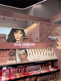 #airport #kyliejenner #makeup Kylie Jenner News, Aesthetic School, Wealthy Women, Kylie Jenner, The Whole, Lips, Good Things, Makeup