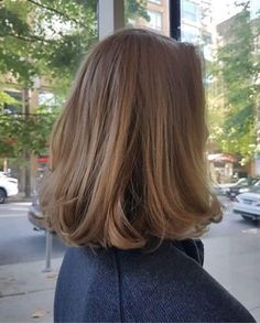 Brunette Lowlights Short Hair, Shorter In The Front Haircut, Chin Length Hair Highlights, Lob With Long Layers Straight, Dark Blonde Lob Straight, Fall Classic Style, Short Hair Fall Outfits, Soft Brown Hair Short, Soft Lob Haircut