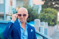 Quelle coiffure adopter quand on commence à perdre ses cheveux ? | Coiffure Dwayne Johnson, Mens Sunglasses, Sunglasses