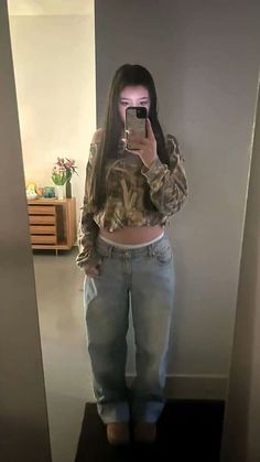 Ugg Aesthetic Outfits, Streetwear Outfits For School, Sick New World Outfit, Ugg’s Outfit, Cute Uggs Outfits, Baggy Fits Women, Uggs Outfit Jeans, Ugg Streetwear, Plain T Shirt Outfit