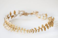 Homemade holiday crown tutorial — Gold Leaf Crown Diy Gold Leaf, Diy Tiara, Leaf Crown, Diy Crown, Diy Gold, Gold Diy, Deco Floral, Wedding Crown