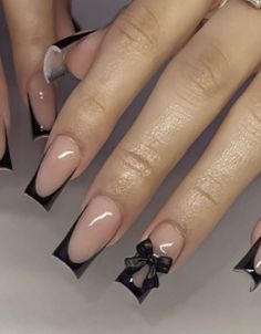 Nail Ideas Black Tips, Black Franchise Nails, Black French Tip Nails Charms, Short Cute Nails Square, Short Nail Sets Black Women, Black French Tip Nails With Bow, Short Nails With Bow, Black French Nails Square, Black French Tip With Bow