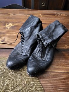 Antique Victorian womans leather shoes. Can't find size. Black. Pretty good condition l. Clean. Lace up. Very well made. Minimal wear. 1800s. Smoke free home. Victorian Boots, Antique Victorian, Boot Shoes Women, Leather Shoes, Sneakers Fashion, Womens Boots, Shoe Boots, Bathing Beauties, Lace Up