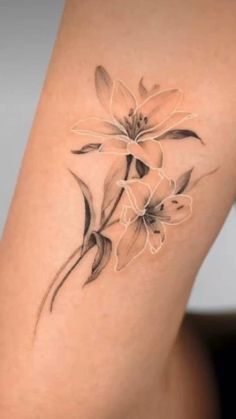 a woman's thigh with flowers on it