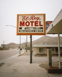 a motel sign on the side of a road