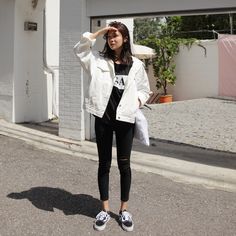 Off White Denim Jacket Outfit, Styling White Denim Jacket, White Jacket Jeans Outfit, White Denim Jacket Outfit Winter, How To Style White Denim Jacket, White Jeans Jacket Outfit, White Denim Jacket Outfit Women, White Jacket Outfit Casual, Cute Outfits Simple