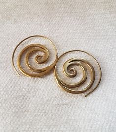 Bohemian small spiral brass hoops earrings with tribal design.Boho minimal earrings dainty very easy to wear all day long.Tribal ethnic earrings ideas for gift for wife.Ethnic jewelry. SIZE: 25 mm x 25 mm. YOU CAN FIND SOME SIMILAR MODELS IN: https://www.etsy.com/es/listing/287910751/pendientes-boho-argolla-tribal-pendiente?ref=shop_home_active_9&frs=1 https://www.etsy.com/es/listing/628779757/pendientes-boho-pendientes-plata?ref=shop_home_active_3 https://www.etsy.com/es/listing/287907989/p Bohemian Single Wrap Drop Earring, Elegant Spiral Jewelry For Gifts, Bohemian Dangle Brass Jewelry, Bohemian Adjustable Wrap Earrings For Festival, Dainty Brass Jewelry For Gifts, Adjustable Bohemian Wrap Earrings For Festivals, Bohemian Brass Dangle Jewelry, Summer Metal Jewelry, Bohemian Wire Wrapped Adjustable Wrap Earrings