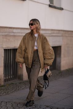 Berlin Street Style, Berlin Fashion Street, Berlin Street, Sketch Ideas, Looks Street Style, Vogue Italia, Casual Street Style