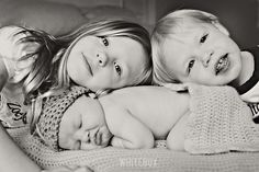 Newborn And 3 Sibling Photo Ideas, Newborn Photos With 3 Siblings, 3 Sibling Photoshoot, Sibling Newborn Pictures 3 Kids, 3 Kids Photoshoot Ideas, Twin Photo Ideas, 3 Siblings Photography, 3 Siblings Photography Poses