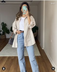 Beige Blouse Outfit, Beige Shirt Outfit, Tan Shirt Outfit, Nude Shirt, Jean Beige, Black Dresses Classy, Beige Shirt, Outfit Mujer, Teaching Outfits