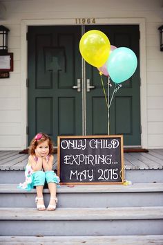 13 Fun and Creative Ways to Announce Your Pregnancy - Get your other kids involved. Only Child Expiring Announcement, Baby Siblings, Pregnancy Announcement Sibling, Sister Announcement, Big Sister Announcement, Cute Pregnancy Announcement, Baby Announcement Pictures