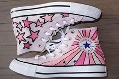 These hand-painted pink, orange, and coral, stars and striped, Converse Chuck Taylors are great for custom gifts for friends, family, or even yourself. All shoes are painted with high-quality fabric paint. This paint is safe to go through the washing machine. Colors may slightly vary from shoe to shoe. This paint is good for any canvas or fabric material. For sizing questions please refer to the size chart or message me with any questions or concerns. My average production time is around 3-5 wee Striped Converse, Boty Converse, Diy Converse, Painted Stars, Cool Converse, Cute Converse Shoes, Converse Design, Painted Converse, Painted Shoes Diy