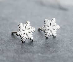 925 silver-coloured ear studs "Snowflakes" ≫ Dimensions: 1.1 cm diameter ≫ Material: 925 sterling silver plated. Smooth surface. ≫ Color: Silver ≫ Accessories: Incl. 1 pair of metal stoppers + 1 pair of silicone stoppers for a perfect hold on the ears. ≫ 1 pair each. **Gift box available for an additional charge as an additional option "gift wrapping" ≫ Arrives neatly and safely packaged to your home. If you wish, you can also add gift wrapping (for an additional charge) and add a message of you Sterling Silver Jewelry For Winter Gifts, Silver Jewelry As Winter Gift, Silver Jewelry For Winter Gift, Silver Round Earrings For Christmas, Silver Round Christmas Earrings, White Sterling Silver Christmas Earrings, Silver Snowflake Sterling Silver Jewelry, Silver Sterling Snowflake Jewelry, Silver Snowflake Earrings For Anniversary