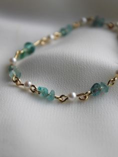 This is such a dainty statement bracelet. It's made with non tarnish gold colored wire, pearl white beads, and Aqua blue glass chips. Handmade Wire Bracelets, Handmade Dainty Jewelry, Dainty Beaded Bracelets, Diy Wire Bracelet, Chip Bead Jewelry, Western Stuff, Beads Craft Jewelry, Crafting Jewelry, Beads Craft