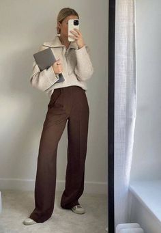 Brown Trousers Outfit Women, Downtown Sweater, Outfits For The Office, Slacks Outfit, Brown Pants Outfit, Aesthetic 80s, Elegantes Outfit Damen, Grunge Fits, Winter Pants Outfit