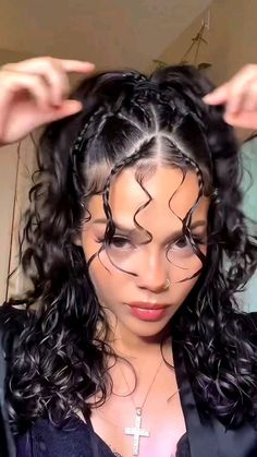 Wear Headphones, Classic Pixie, Trendy Short Hairstyles, Curly Hair Beauty, Cute Summer Hairstyles, Hairstyles Cute, Mixed Curly Hair, Y2k Hairstyles, Curly Hair Tutorial